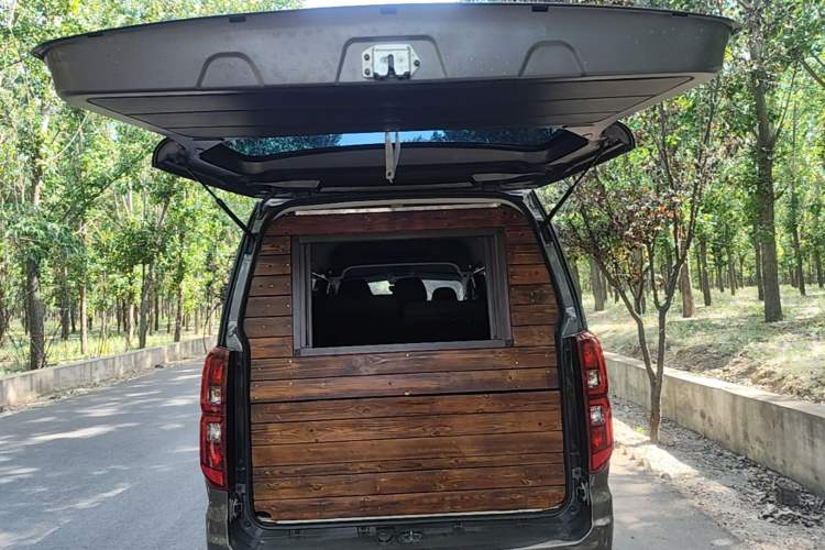 Used Jinbei Gold Hiace 2023 1.5L Passenger Van Travel Lion 5/6/7-Seater with Central Air Conditioning Trunk