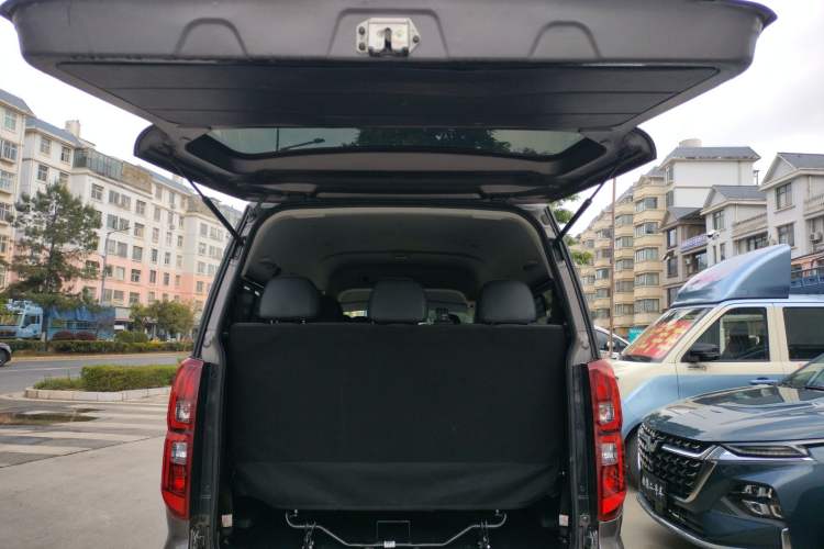 Used Jinbei Gold Hiace 2023 1.5L Passenger Van Travel Lion 9-Seater with Central Air Conditioning Trunk