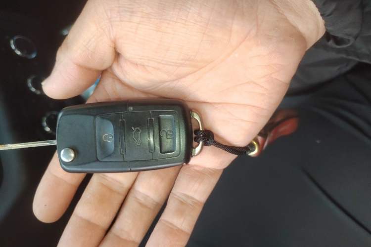 Used Jinbei Gold Hiace 2023 2.0L Passenger Van Engineering Lion 5/6/7 Seats Vehicle Key