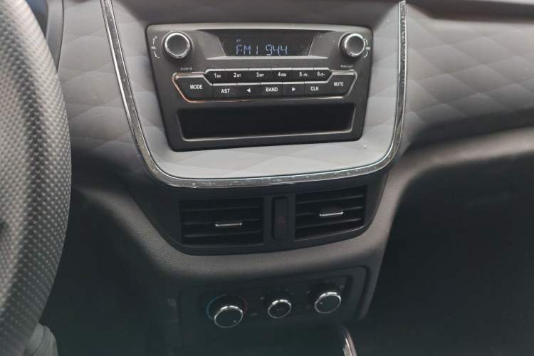 Used Jinbei Gold Hiace 2023 1.5L Passenger Vehicle Engineering Lion 5/6/7 Seater Audio And AC Panel