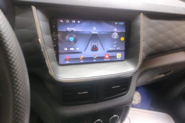 Used Jinbei Gold Hiace 2023 1.5L Passenger Vehicle Engineering Lion 5/6/7 Seater Audio And AC Panel