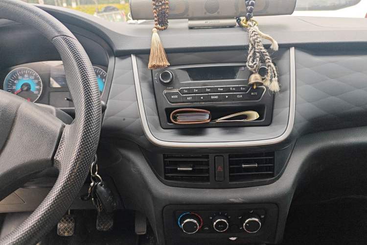 Used Jinbei Gold Hiace 2023 1.5L Passenger Vehicle Engineering Lion 5/6/7 Seater Audio And AC Panel