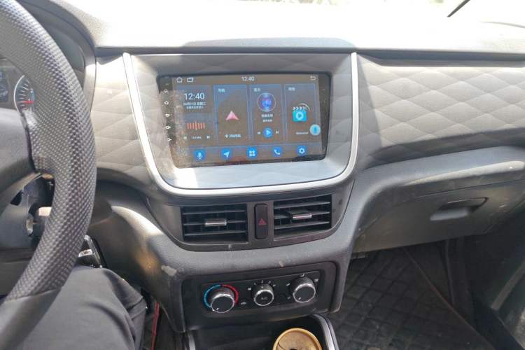 Used Jinbei Gold Hiace 2023 1.5L Passenger Vehicle Engineering Lion 5/6/7 Seater Audio And AC Panel