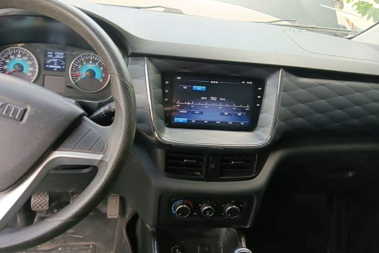 Used Jinbei Gold Hiace 2023 1.5L Passenger Van Travel Lion 5/6/7-Seater with Central Air Conditioning Audio And AC Panel