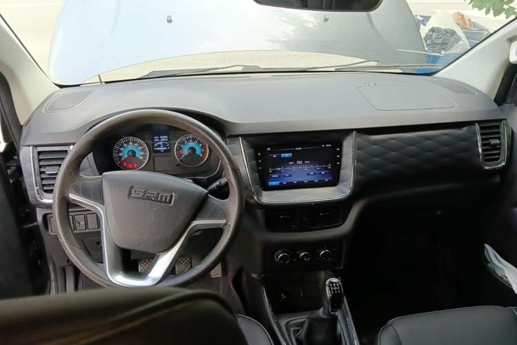 Used Jinbei Gold Hiace 2023 1.5L Passenger Van Travel Lion 5/6/7-Seater with Central Air Conditioning Center Console