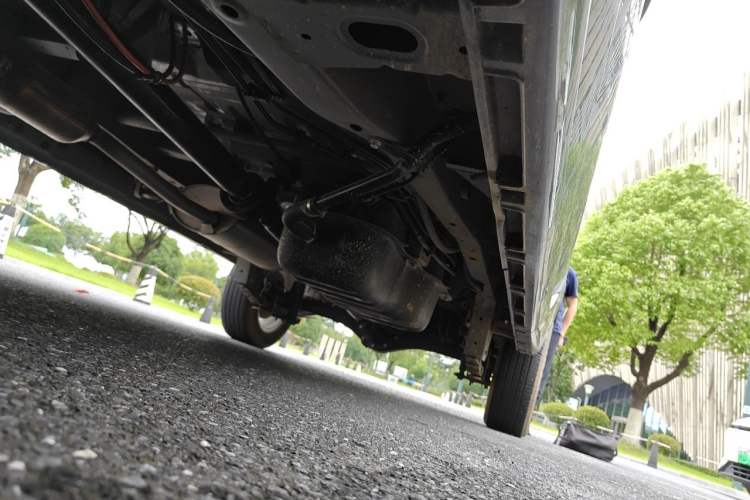 Used Jinbei Gold Hiace 2023 1.5L Passenger Van Travel Lion 9-Seater with Central Air Conditioning Chassis Front Left