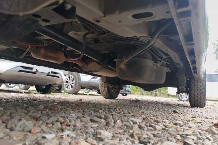 Used Jinbei Gold Hiace 2023 2.0L Passenger Van Travel Lion 5/6/7 Seater Chassis Front Left