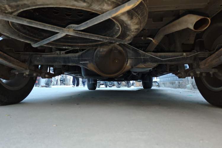Used Jinbei Gold Hiace 2023 2.0L Passenger Van Travel Lion 5/6/7 Seater Chassis Rear