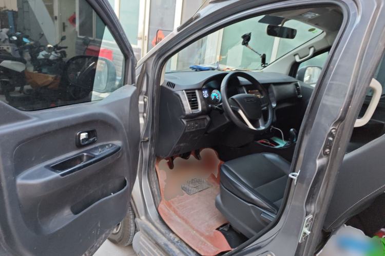 Used Jinbei Gold Hiace 2023 2.0L Passenger Van Travel Lion 5/6/7 Seater Driver Seat