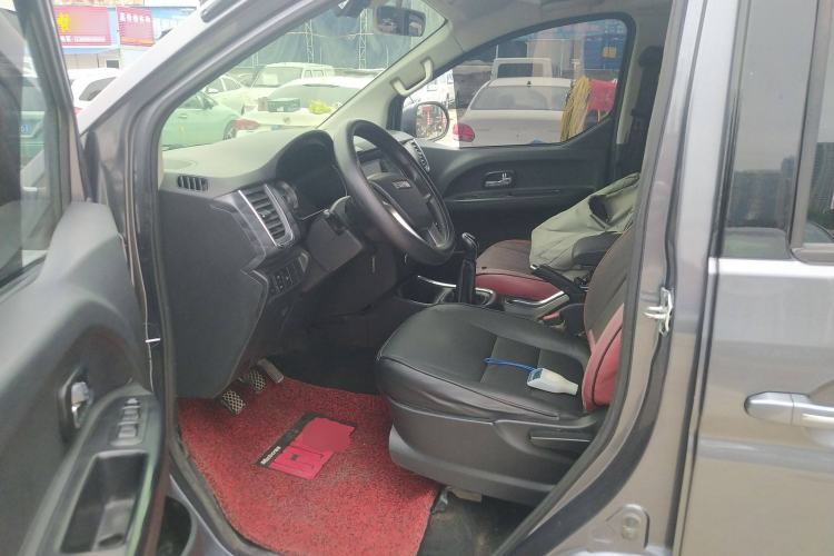 Used Jinbei Gold Hiace 2023 1.5L Passenger Van Travel Lion 5/6/7-Seater with Central Air Conditioning Driver Seat