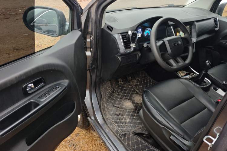 Used Jinbei Gold Hiace 2023 1.5L Passenger Van Travel Lion 5/6/7-Seater with Central Air Conditioning Driver Seat