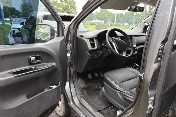 Used Jinbei Gold Hiace 2023 1.5L Passenger Van Travel Lion 9-Seater with Central Air Conditioning Driver Seat