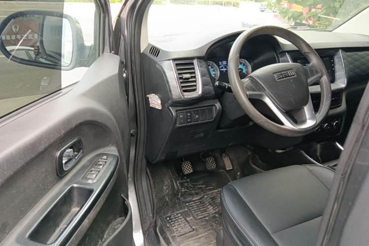 Used Jinbei Gold Hiace 2023 1.5L Passenger Van Travel Lion 5/6/7-Seater with Central Air Conditioning Driver Seat