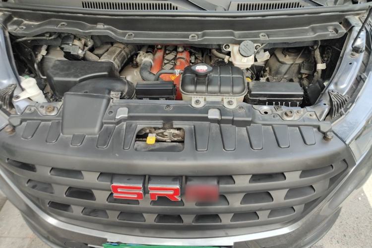 Used Jinbei Gold Hiace 2023 2.0L Passenger Van Travel Lion 5/6/7 Seater Engine Bay