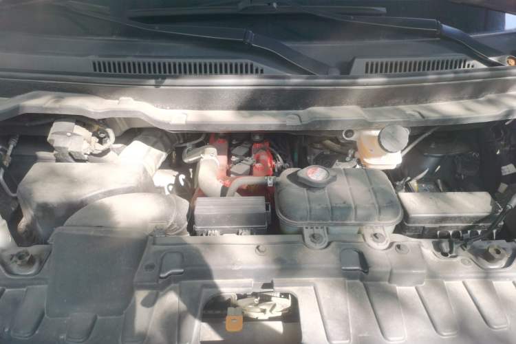 Used Jinbei Gold Hiace 2023 2.0L Passenger Van Travel Lion 5/6/7 Seater Engine Bay