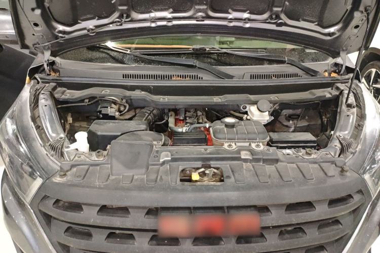 Used Jinbei Gold Hiace 2023 1.5L Passenger Vehicle Engineering Lion 5/6/7 Seater Engine Bay