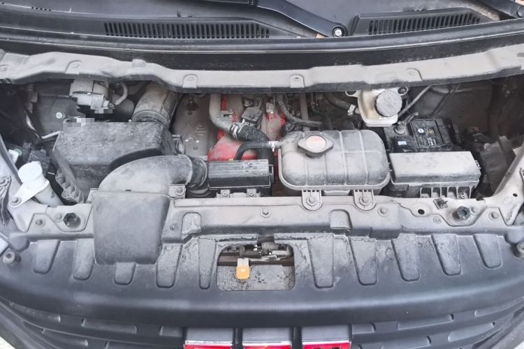 Used Jinbei Gold Hiace 2023 1.5L Passenger Vehicle Engineering Lion 5/6/7 Seater Engine Bay
