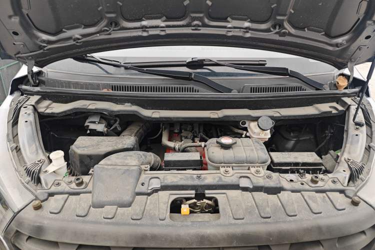 Used Jinbei Gold Hiace 2023 1.5L Passenger Vehicle Engineering Lion 5/6/7 Seater Engine Bay