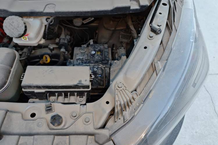 Used Jinbei Gold Hiace 2023 2.0L Passenger Van Travel Lion 5/6/7 Seater Engine Bay Left