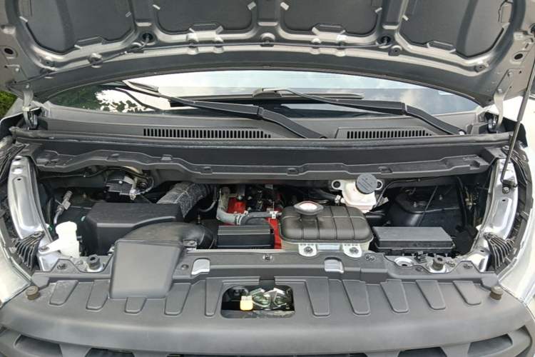 Used Jinbei Gold Hiace 2023 1.5L Passenger Van Travel Lion 5/6/7-Seater with Central Air Conditioning Engine Bay