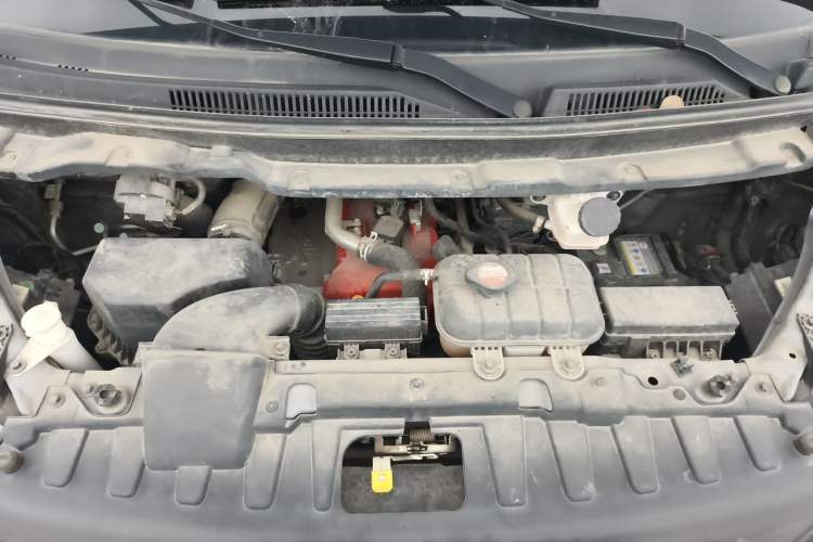 Used Jinbei Gold Hiace 2023 1.5L Passenger Vehicle Engineering Lion 5/6/7 Seater Engine Bay