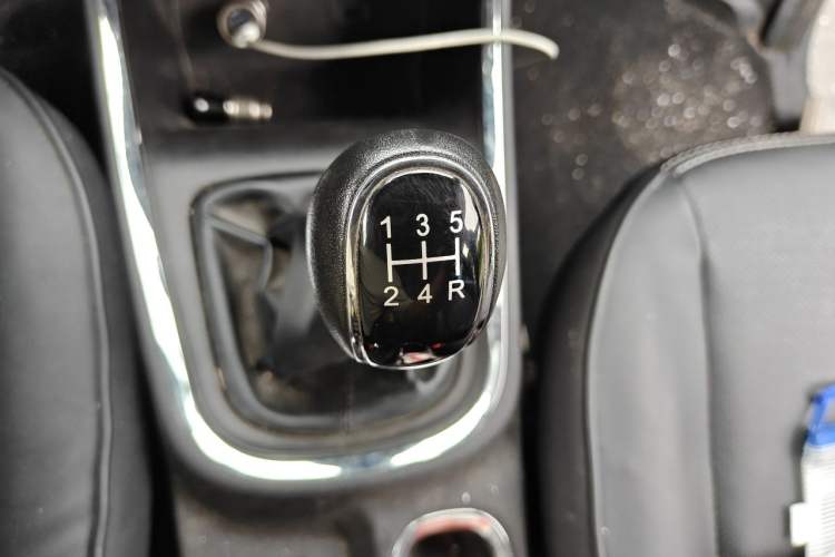 Used Jinbei Gold Hiace 2023 1.5L Passenger Van Travel Lion 9-Seater with Central Air Conditioning Gear Lever