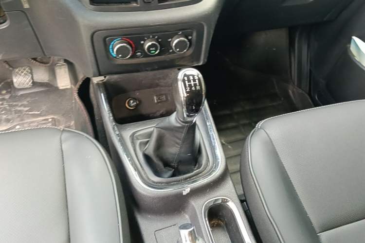 Used Jinbei Gold Hiace 2023 1.5L Passenger Van Travel Lion 5/6/7-Seater with Central Air Conditioning Gear Lever