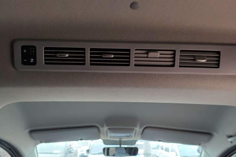 Used Jinbei Gold Hiace 2023 1.5L Passenger Vehicle Engineering Lion 5/6/7 Seater Headliner