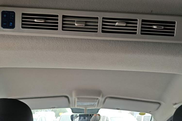Used Jinbei Gold Hiace 2023 1.5L Passenger Vehicle Engineering Lion 9 Seats Headliner