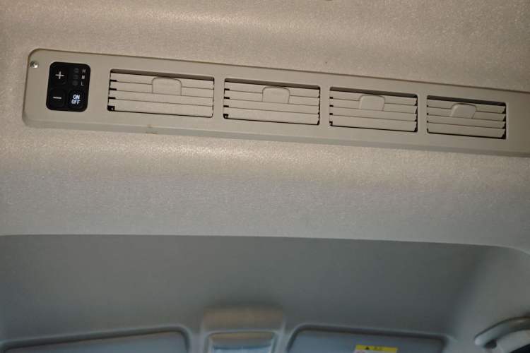 Used Jinbei Gold Hiace 2023 1.5L Passenger Van Travel Lion 5/6/7-Seater with Central Air Conditioning Headliner