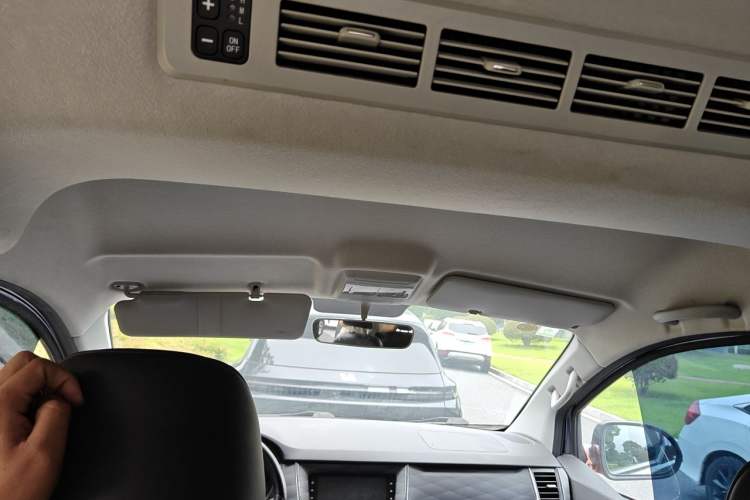 Used Jinbei Gold Hiace 2023 1.5L Passenger Van Travel Lion 9-Seater with Central Air Conditioning Headliner