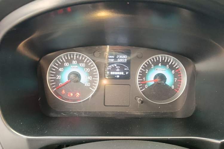 Used Jinbei Gold Hiace 2023 1.5L Passenger Van Travel Lion 5/6/7-Seater with Central Air Conditioning Instrument Cluster