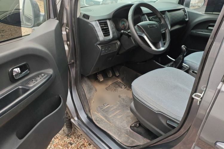 Used Jinbei Gold Hiace 2023 1.5L Passenger Vehicle Engineering Lion 5/6/7 Seater Interior 3