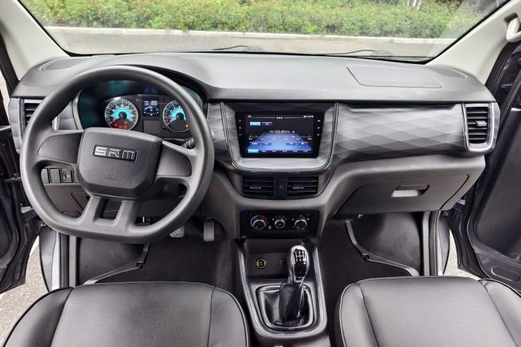 Used Jinbei Gold Hiace 2023 2.0L Passenger Van Travel Lion 5/6/7 Seater Interior 3