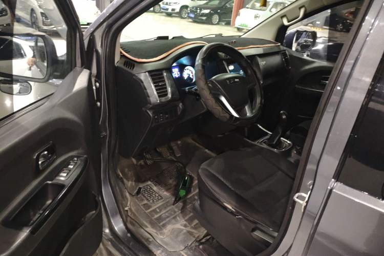 Used Jinbei Gold Hiace 2023 1.5L Passenger Vehicle Engineering Lion 5/6/7 Seater Interior 3
