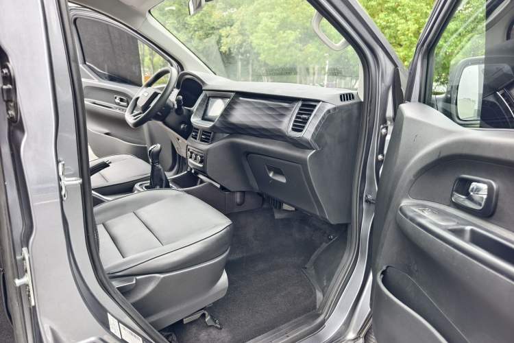 Used Jinbei Gold Hiace 2023 2.0L Passenger Van Travel Lion 5/6/7 Seater Interior 7