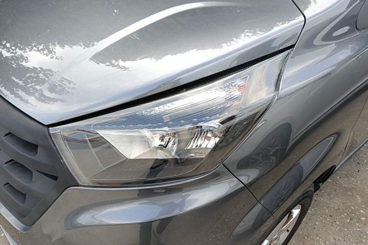 Used Jinbei Gold Hiace 2023 1.5L Passenger Van Travel Lion 5/6/7-Seater with Central Air Conditioning Left Front Headlight