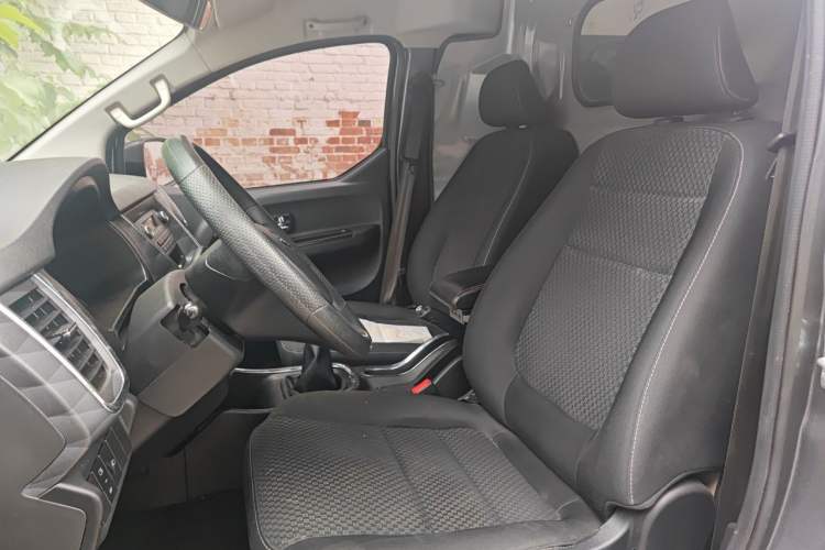 Used Jinbei Gold Hiace 2023 1.6L Box Van Engineering Lion 2-Seater Left Front Seat