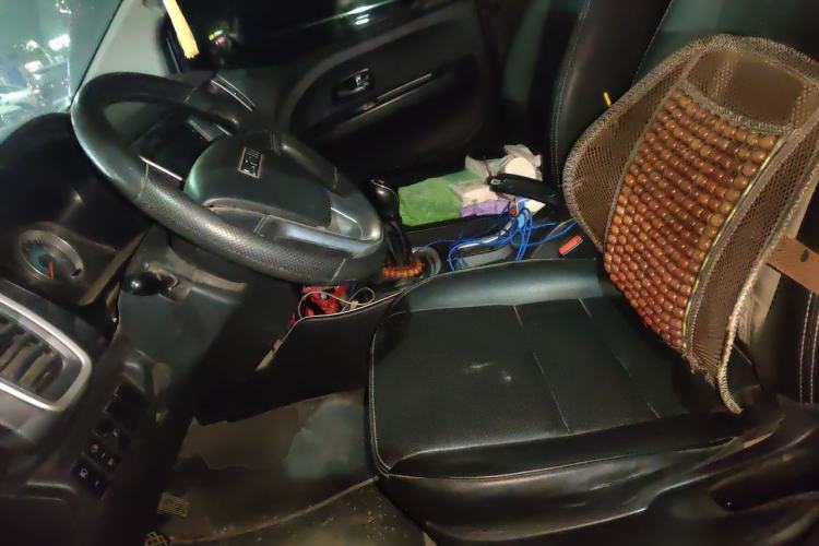 Used Jinbei Gold Hiace 2023 1.5L Passenger Van Travel Lion 5/6/7-Seater with Central Air Conditioning Left Front Seat