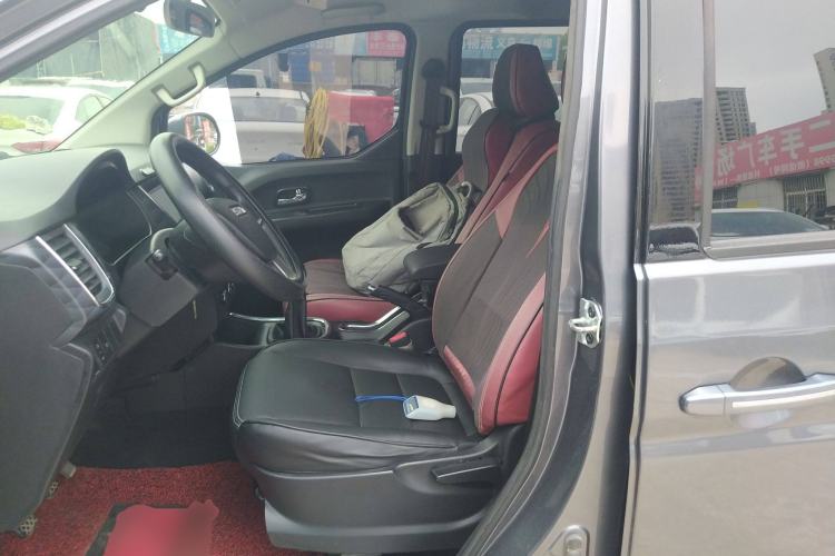 Used Jinbei Gold Hiace 2023 1.5L Passenger Van Travel Lion 5/6/7-Seater with Central Air Conditioning Left Front Seat