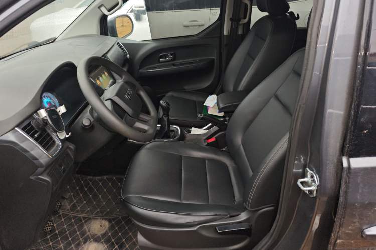 Used Jinbei Gold Hiace 2023 1.5L Passenger Van Travel Lion 5/6/7-Seater with Central Air Conditioning Left Front Seat