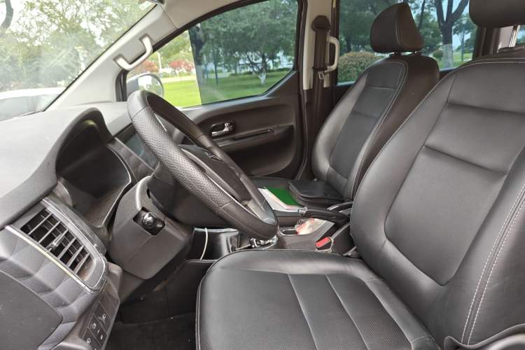 Used Jinbei Gold Hiace 2023 1.5L Passenger Van Travel Lion 9-Seater with Central Air Conditioning Left Front Seat