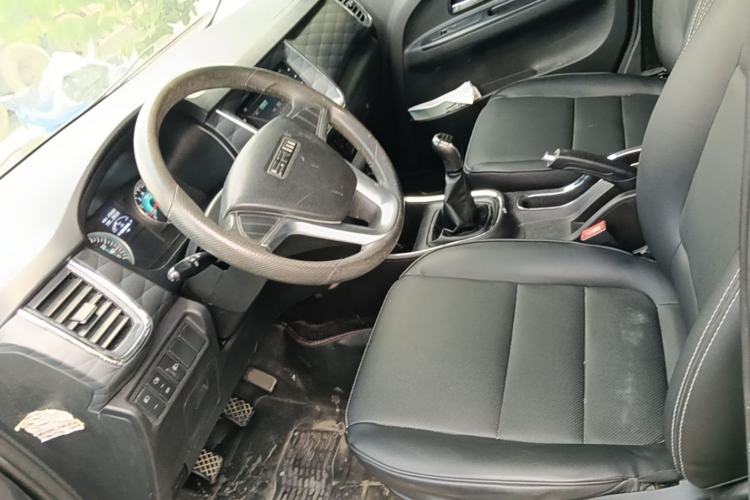 Used Jinbei Gold Hiace 2023 1.5L Passenger Van Travel Lion 5/6/7-Seater with Central Air Conditioning Left Front Seat