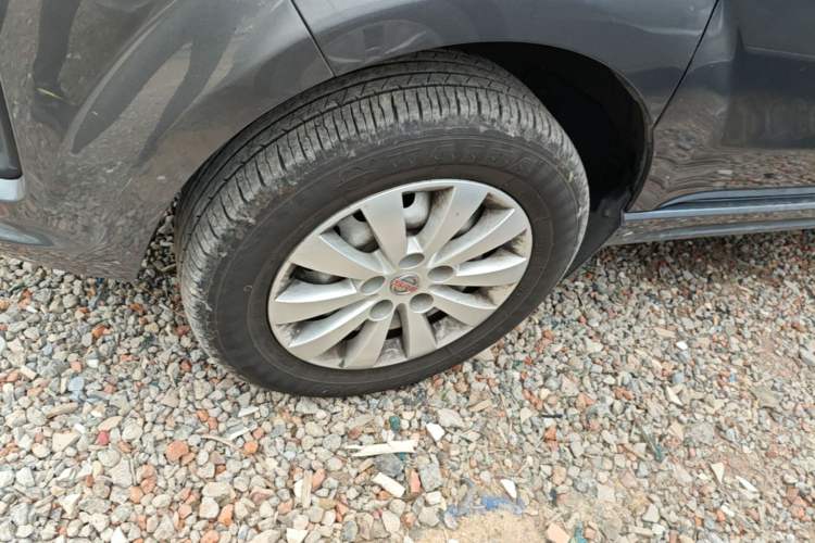 Used Jinbei Gold Hiace 2023 1.5L Passenger Vehicle Engineering Lion 9 Seats Left Front Wheel Hub