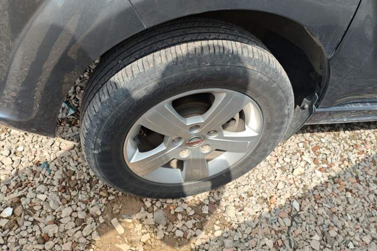 Used Jinbei Gold Hiace 2023 1.5L Passenger Vehicle Engineering Lion 5/6/7 Seater Left Front Wheel Hub