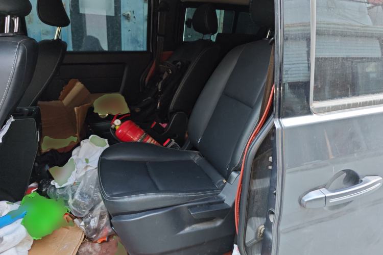 Used Jinbei Gold Hiace 2023 2.0L Passenger Van Travel Lion 5/6/7 Seater Left Rear Seat