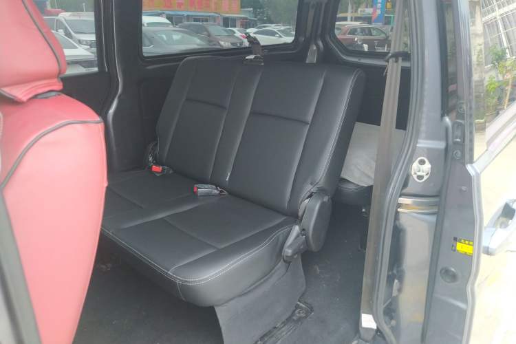 Used Jinbei Gold Hiace 2023 1.5L Passenger Van Travel Lion 5/6/7-Seater with Central Air Conditioning Left Rear Seat