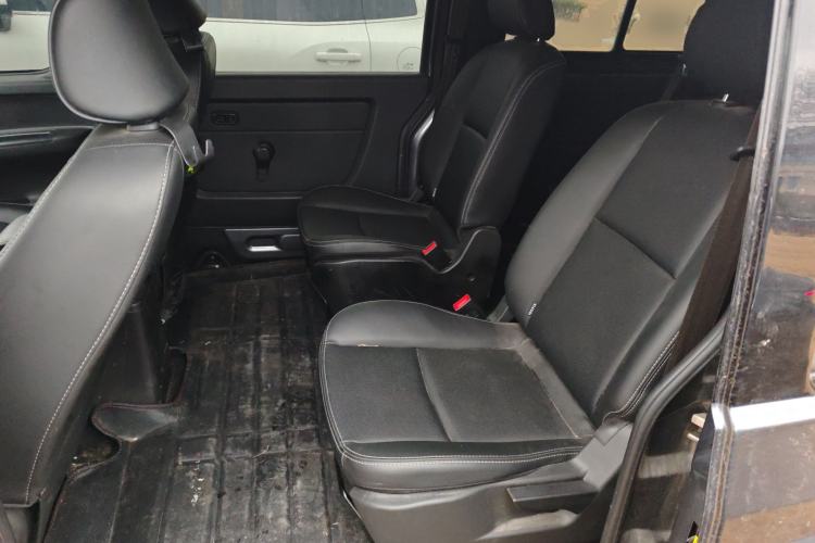Used Jinbei Gold Hiace 2023 1.5L Passenger Van Travel Lion 5/6/7-Seater with Central Air Conditioning Left Rear Seat