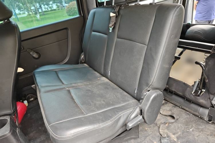 Used Jinbei Gold Hiace 2023 1.5L Passenger Van Travel Lion 9-Seater with Central Air Conditioning Left Rear Seat