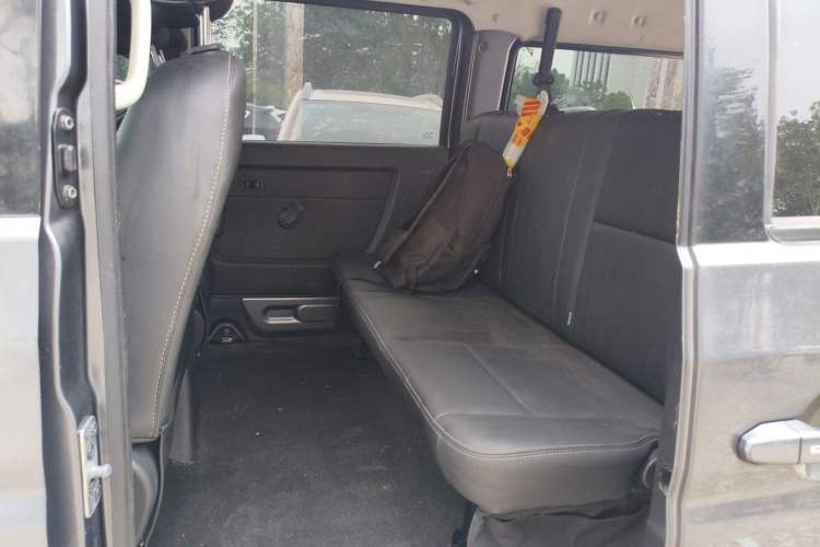 Used Jinbei Gold Hiace 2023 2.0L Passenger Van Travel Lion 5/6/7 Seater Left Rear Seat